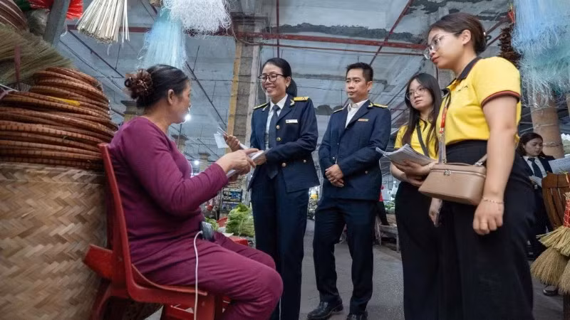 Ngành Thuế tăng cường hỗ trợ hộ kinh doanh trong quá trình chuyển đổi sang phương thức quản lý thuế hiện đại.