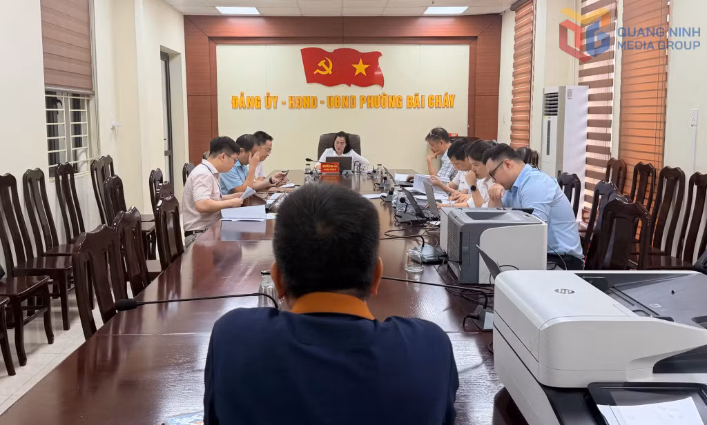 Tổ công tác trực tiếp rà soát từng hồ sơ tại buổi làm việc.