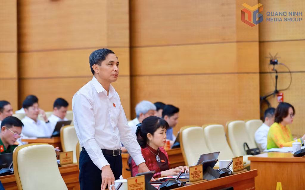 Đồng chí Vũ Văn Diện, Ủy viên BTV Tỉnh ủy, Phớ Chủ tịch Thường trực UBND tỉnh làm rõ nội dung cử tri quan tâm.