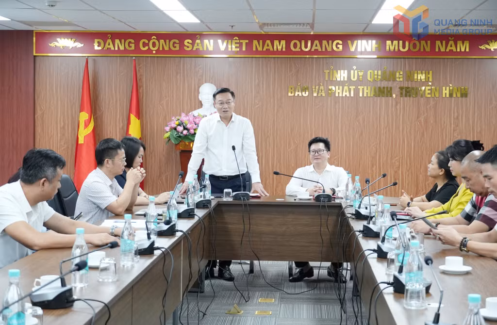 Đồng chí Nguyễn Thế Lãm, Giám đốc Báo và Phát thanh, Truyền hình Quảng Ninh, phát biểu tại lễ ký kết.