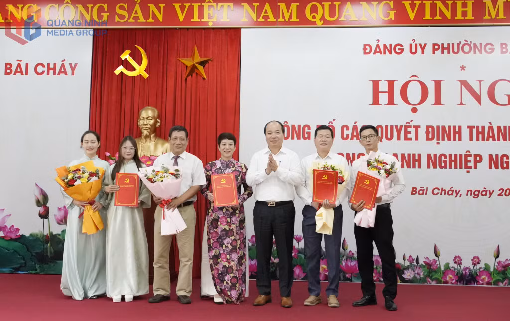 Lãnh đạo phường Bãi Cháy trao quyết định thành lập 3 chi bộ trong doanh nghiệp ngoài nhà nước và tiếp nhận Chi bộ Công ty TNHH Sản xuất Bột mỳ Vimaflour về trực thuộc Đảng ủy phường. 