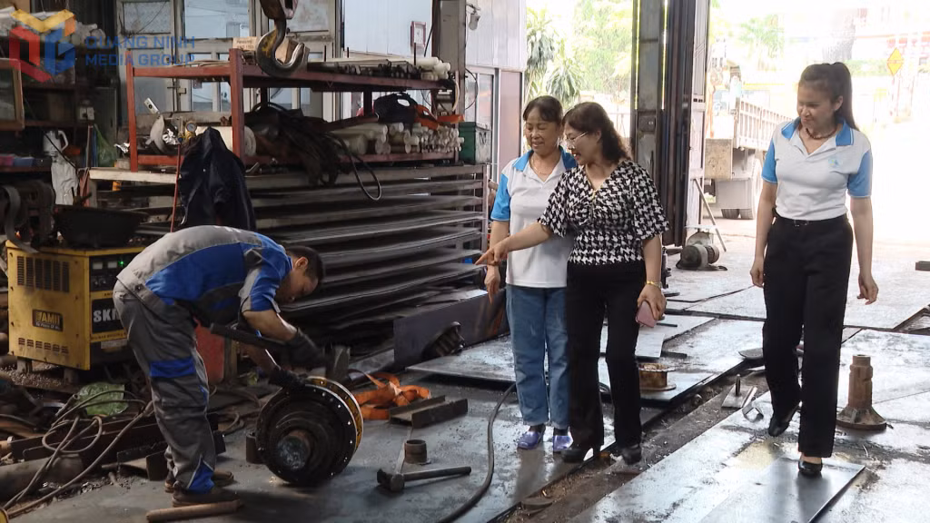 Cán bộ phụ nữ khu 2, phường Việt Hưng đến thăm Công ty TNHH MTV Thương mại tổng hợp Lộ Vân của bà Dương Thị Vân.