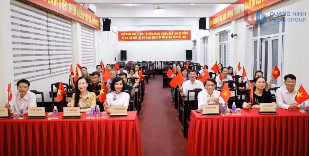 Cán bộ, đảng viên phường Móng Cái 2 theo dõi chương trình tại trụ sở Đảng ủy phường.