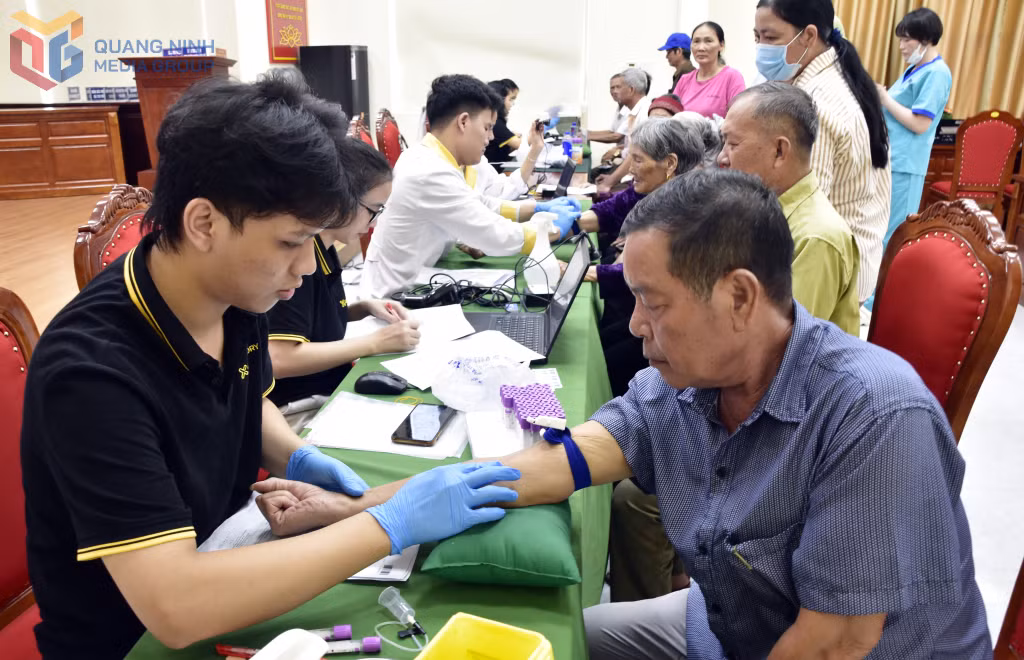 Quá trình lấy mẫu ADN thân nhân liệt sĩ được các lực lượng thực hiện cẩn trọng và tỉ mỉ.