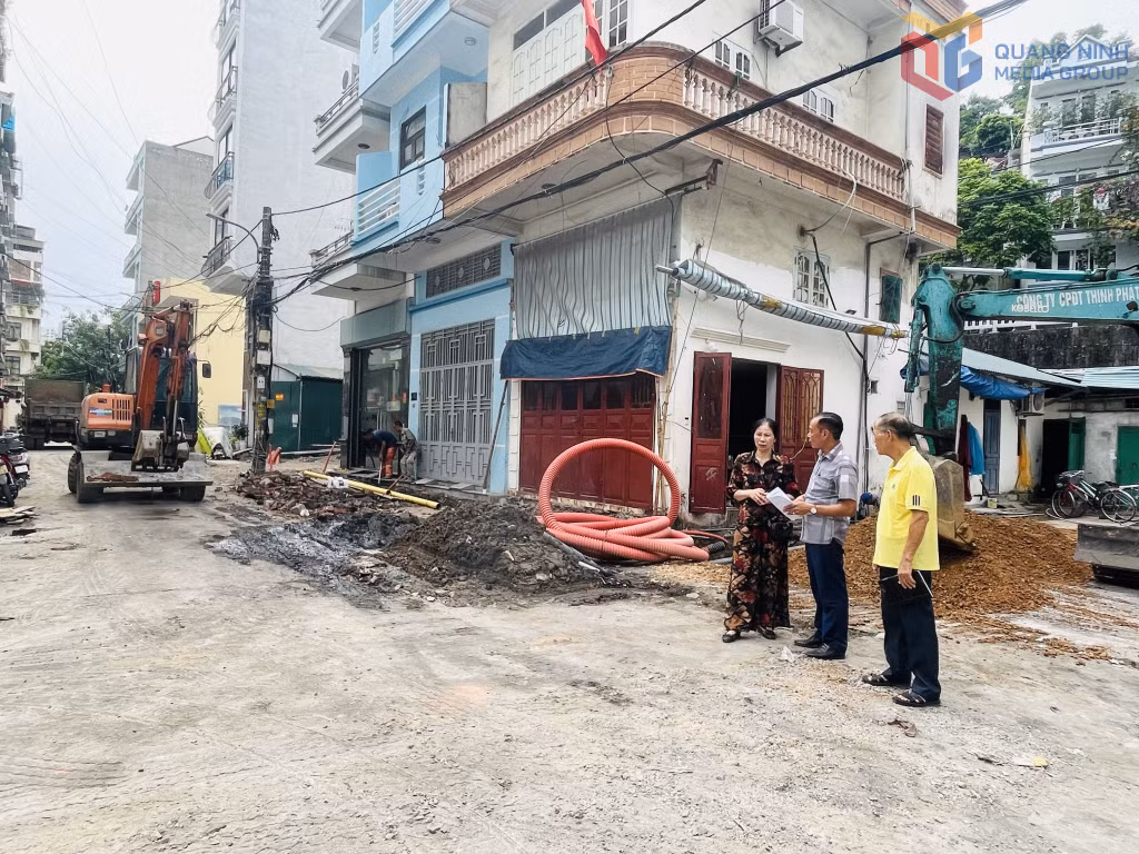 Đại diện chính quyền phường Hồng Gai kiểm tra tiến độ Dự án cải tạo, chỉnh trang tuyến đường khu Bạch Đằng 1.
