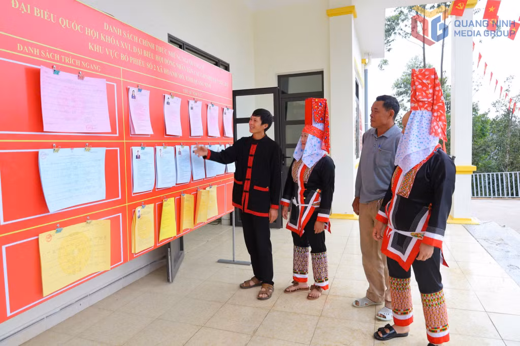 Trưởng ban Công tác Mặt trận thôn Sông Moóc tuyên truyền đến người dân về công tác bầu cử.