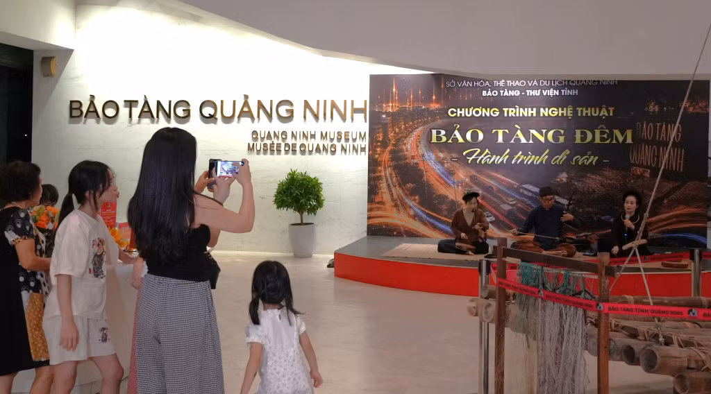 Du khách trải nghiệm không gian văn hóa âm nhạc truyền thống tại Bảo tàng Quảng Ninh. 