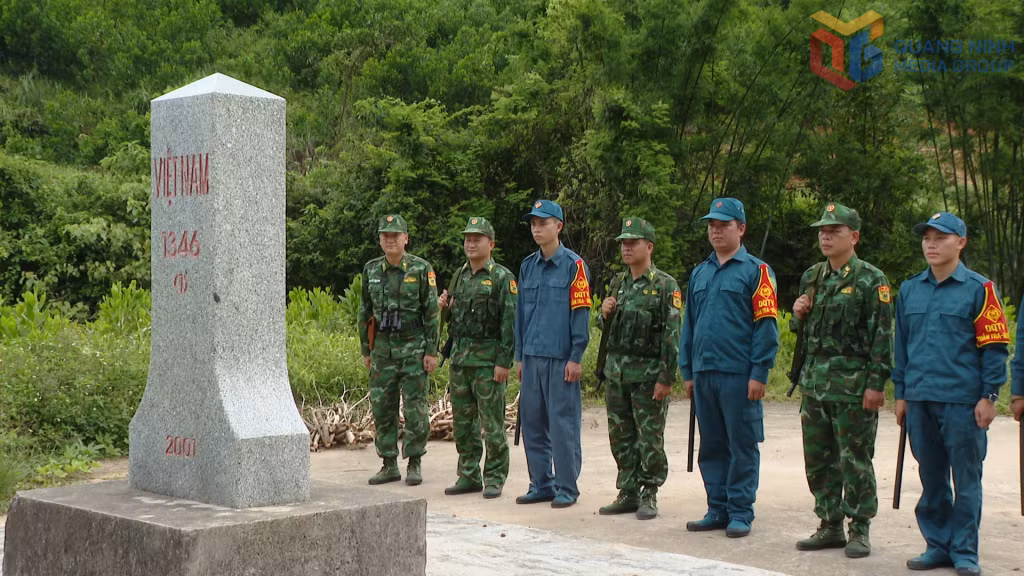 CBCS Đồn Biên phòng Pò Hèn phối hợp cùng lực lượng dân quân tự vệ Ban CHQS xã Hải Sơn tuần tra, kiểm soát bảo vệ an ninh biên giới quốc gia.
