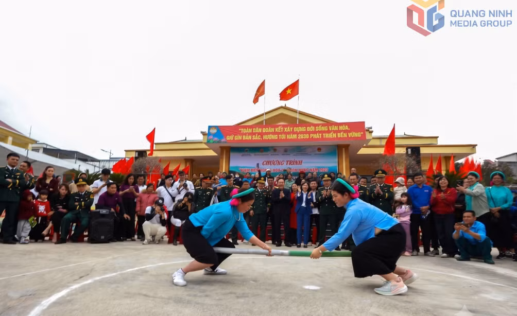 Phụ nữ người Sán Chỉ xã Hoành Mô thi đẩy gậy.