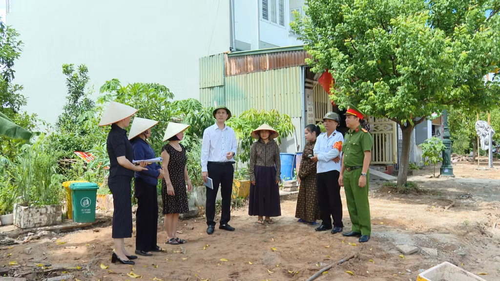 Phó Chủ tịch UBND phường Quảng Yên Đào Hồng Phong (thứ 4, từ trái sang) cùng các đoàn thể, lực lượng đi tuyên truyền, vận động người dân trên địa bàn không lấn chiếm hành lang ATGT.