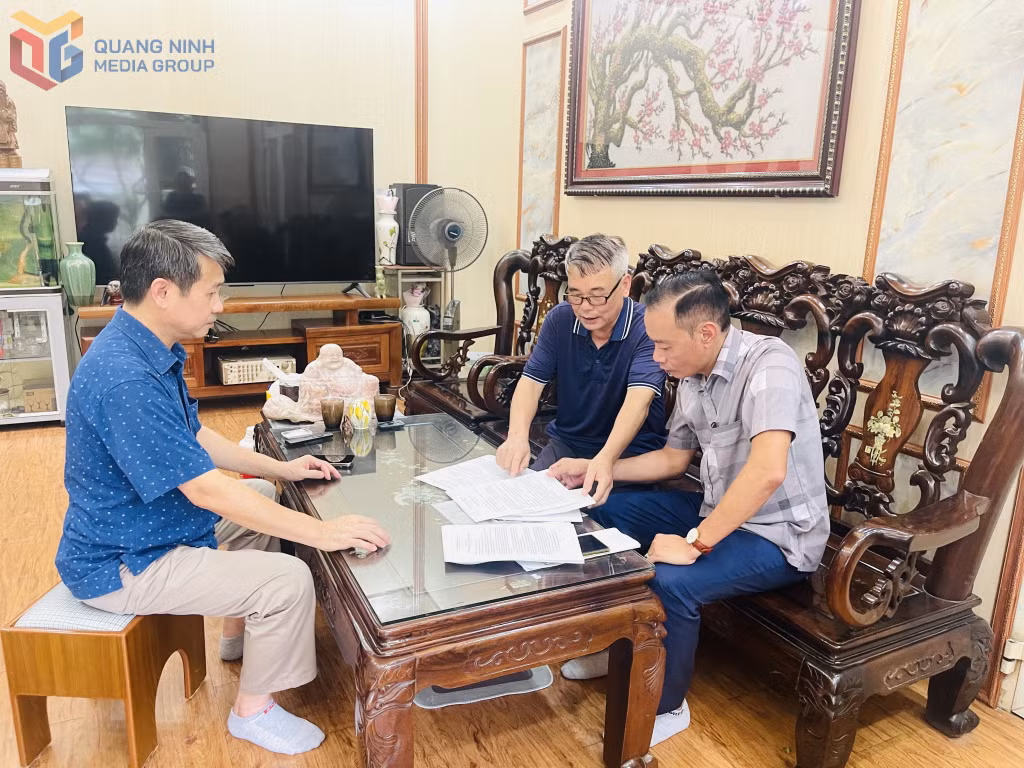 Đại diện chính quyền phường Hồng Gai lắng nghe ý kiến cử tri về cấp giấy CNQSDĐ