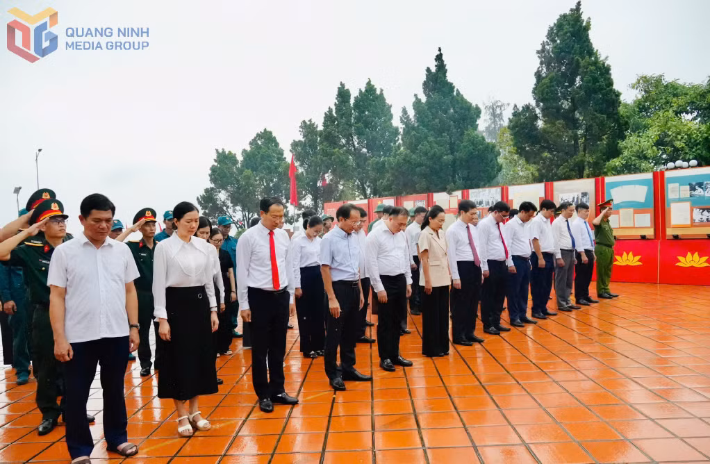 Đại biểu dành một phút mặc niệm, thành kính tưởng nhớ Chủ tịch Hồ Chí Minh và các Anh hùng liệt sĩ đã anh dũng hi sinh vì độc lập, tự do của Tổ quốc.