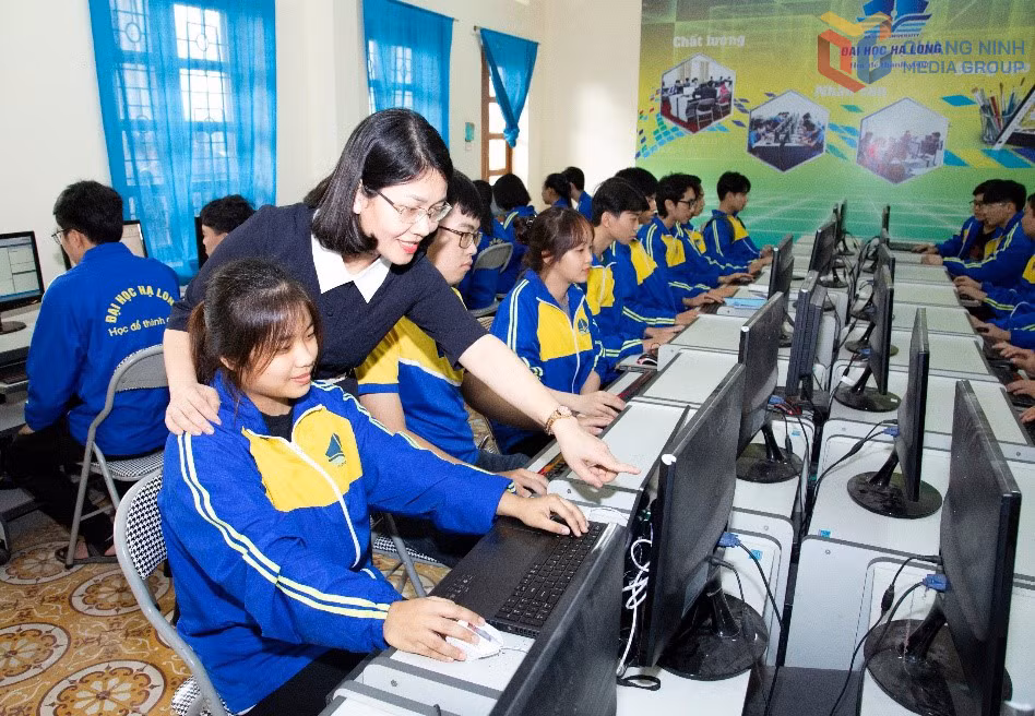 Giờ thực hành trên máy tính của giảng viên và sinh viên ngành Công nghệ thông tin Trường Đại học Hạ Long.