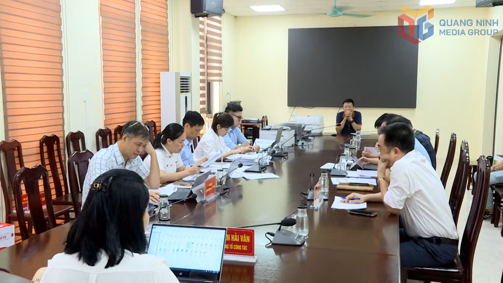 Tổ công tác hỗ trợ lưu động của tỉnh trực tiếp trao đổi và hỗ trợ người dân hoàn thiện các thành phần hồ sơ thủ tục đất đai tại phường Bãi Cháy.