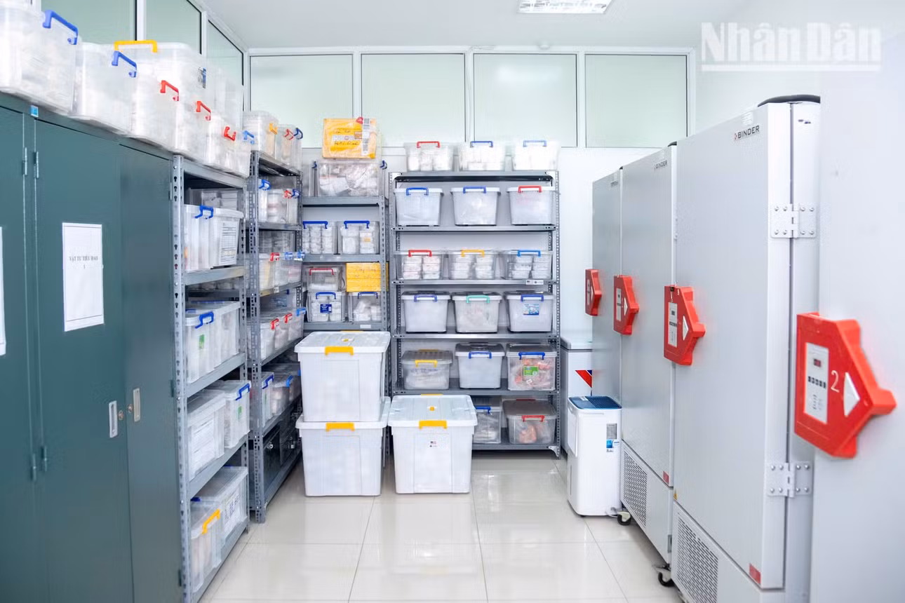 Căn phòng lưu mẫu đặc biệt, nơi bảo quản nghiêm ngặt hơn 10.000 mẫu hài cốt liệt sĩ được quy tập từ khắp các nghĩa trang trên cả nước.