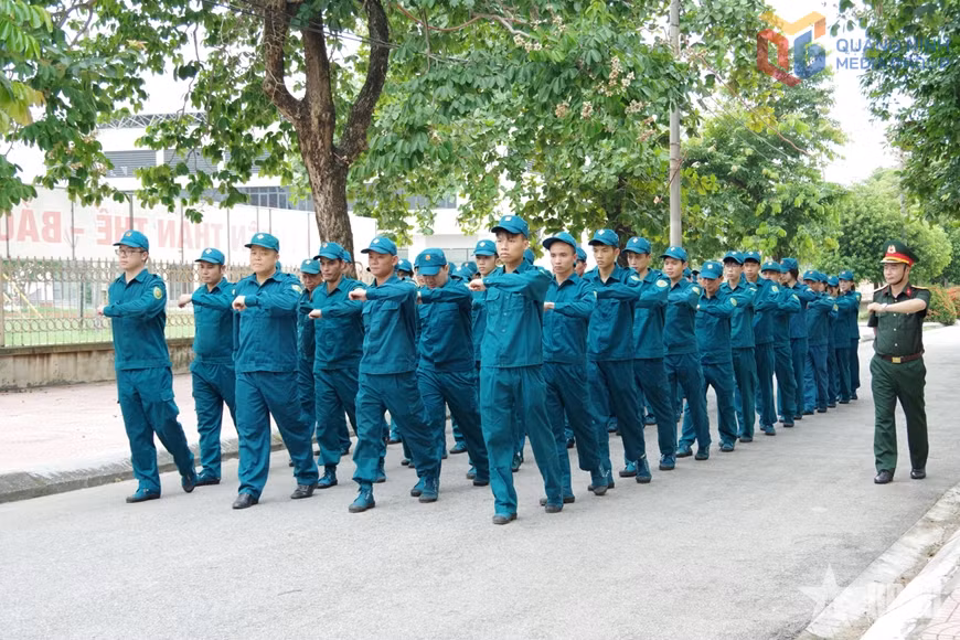 Một buổi huấn luyện điều lệnh đội ngũ của lực lượng dân quân cơ động phường Đông Mai.
