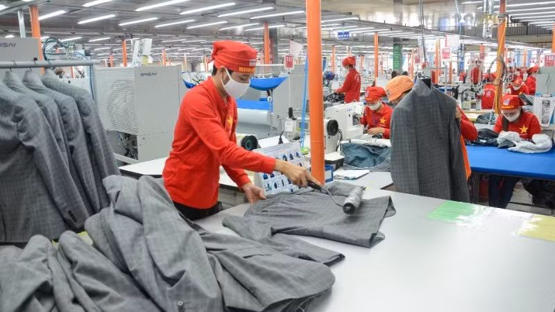 Sản xuất áo xuất khẩu tại Xí nghiệp May Hưng Hà, tỉnh Hưng Yên. (Ảnh: ĐĂNG ANH)