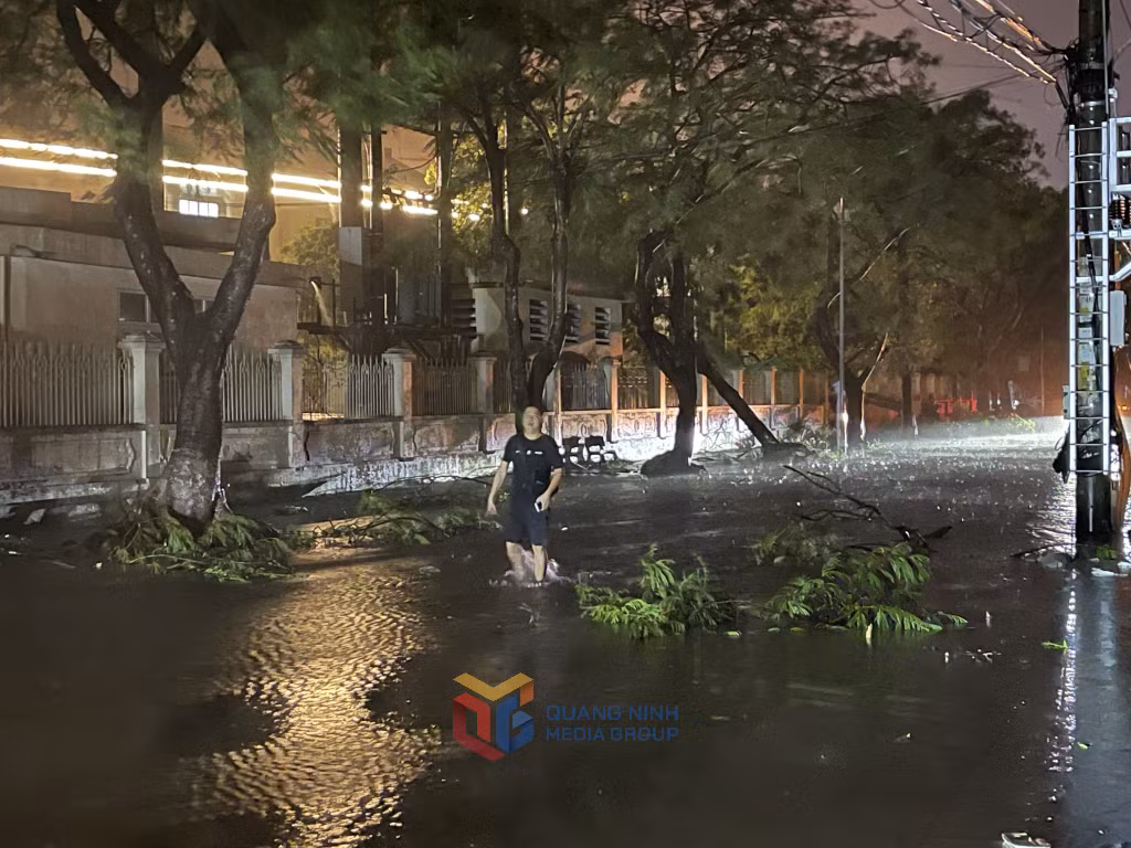 Nhiều tuyến phố cũng xảy ra tình trạng ngập úng cục bộ khiến việc đi lại và tham gia giao thông của người dân gặp nhiều khó khăn.