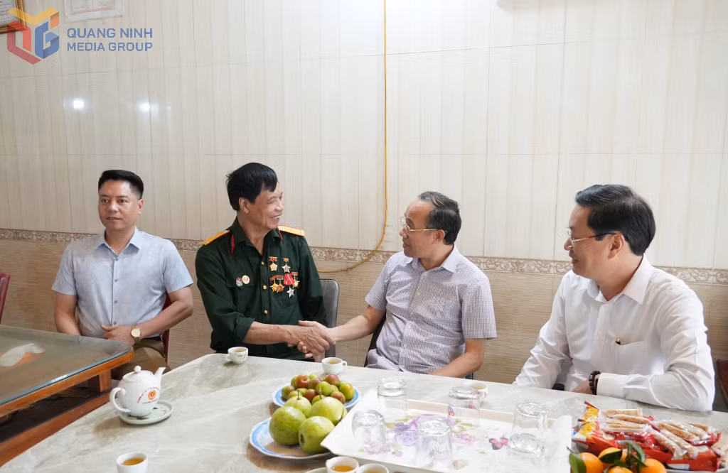 Đồng chí Dương Mạnh Cường trò chuyện cùng ông Bùi Xuân Phúc, người hoạt động kháng chiến nhiễm chất độc hóa học (phường Mông Dương).