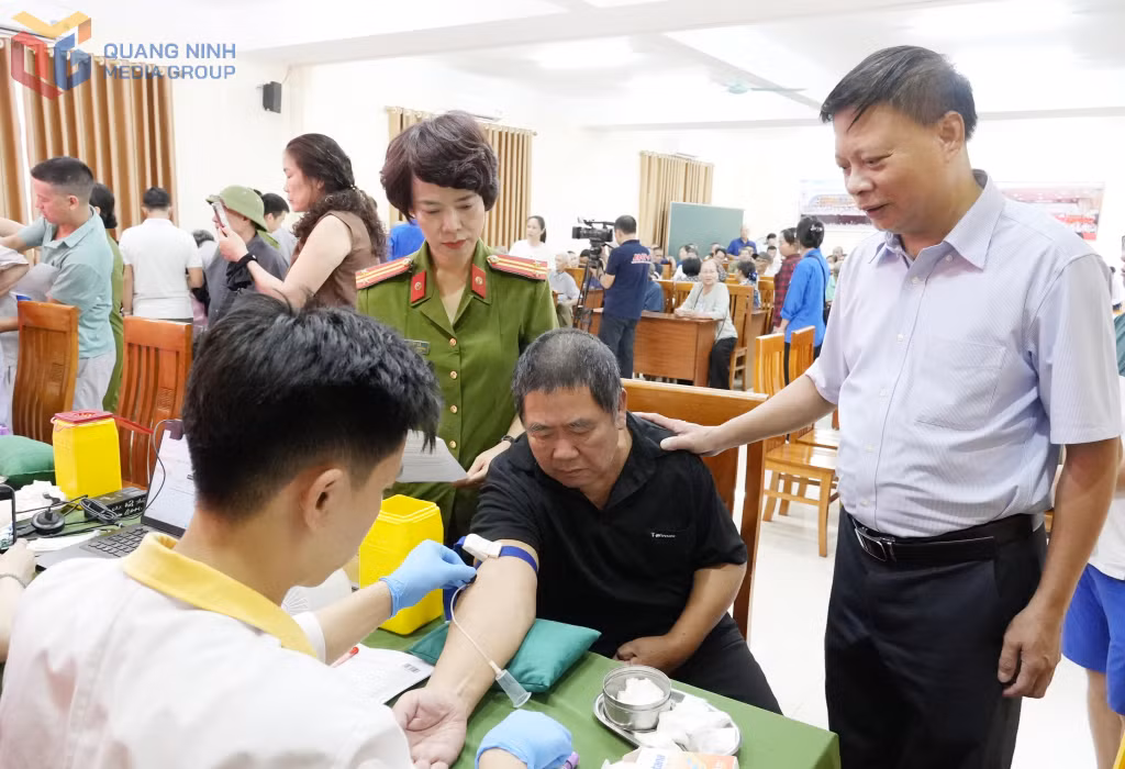 Lãnh đạo phường Hạ Long thăm hỏi, động viên các thân nhân liệt sĩ lấy mẫu sinh phẩm ADN tại điểm thu nhận mẫu Trường THCS Trọng Điểm.