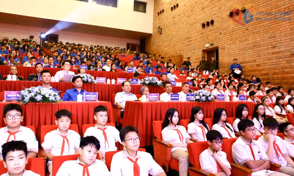 Các đại biểu Trung ương, tỉnh Quảng Ninh và đoàn viên thanh niên, học sinh dự Chương trình 
