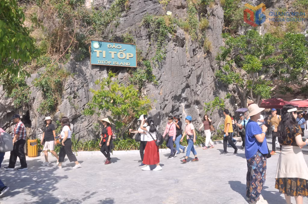 Đảo Ti-Tốp đón hơn 2 triệu lượt khách/năm trong 2 năm trở lại đây.