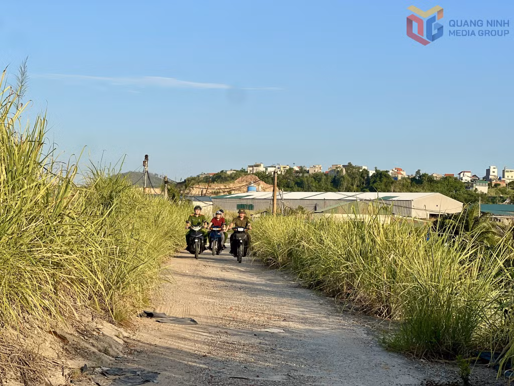 Công an phường Việt Hưng rà soát địa bàn khu dân cư.