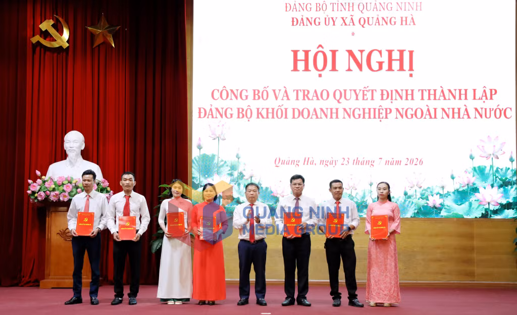 Đảng ủy xã Quảng Hà trao Quyết định thành lập Đảng bộ Khối doanh nghiệp ngoài Nhà nước (7-2026). Ảnh: Thu Chung