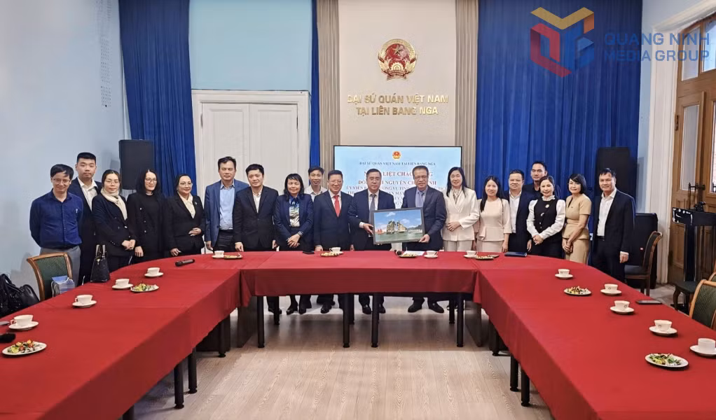 Đoàn công tác tỉnh Quảng Ninh chào xã giao và tặng quà lưu niệm cho đồng chí Đặng Minh Khôi, Đại sứ Việt Nam tại Liên bang Nga.