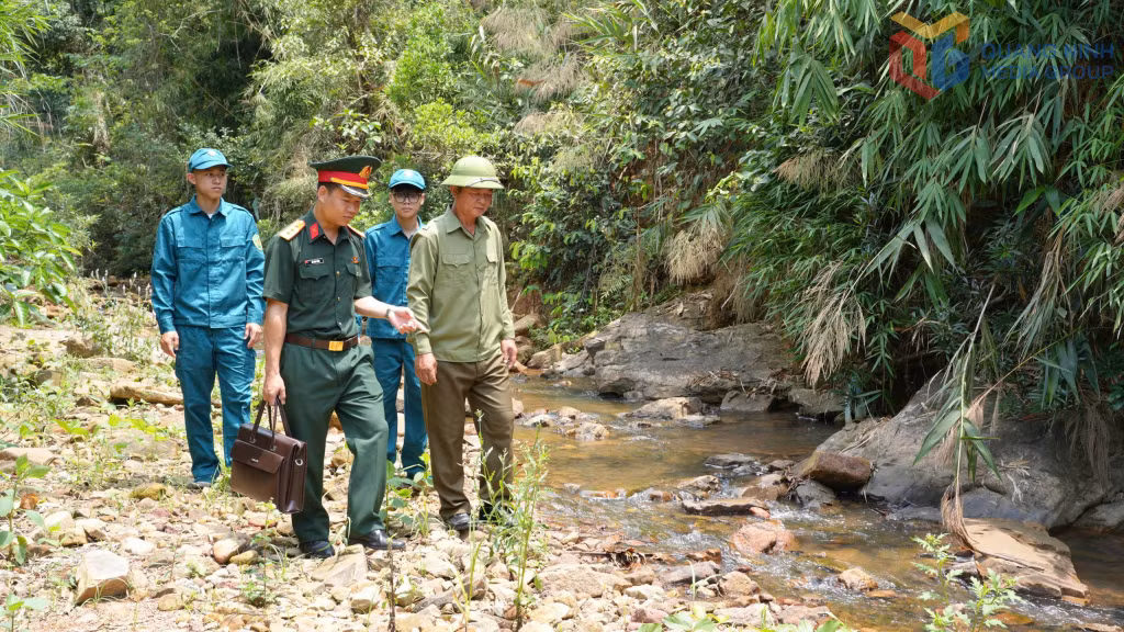 Cán bộ, chiến sĩ Ban CHQS xã Tiên Yên tuyên truyền, vận động người dân thực hiện tốt chủ trương, chính sách của Đảng, Nhà nước.