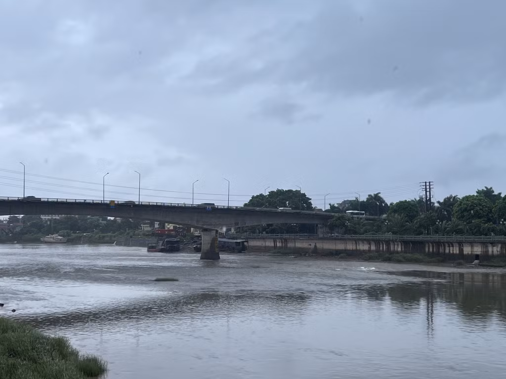 Mưa tại khu vực sông Ka Long, phường Móng Cái 1.