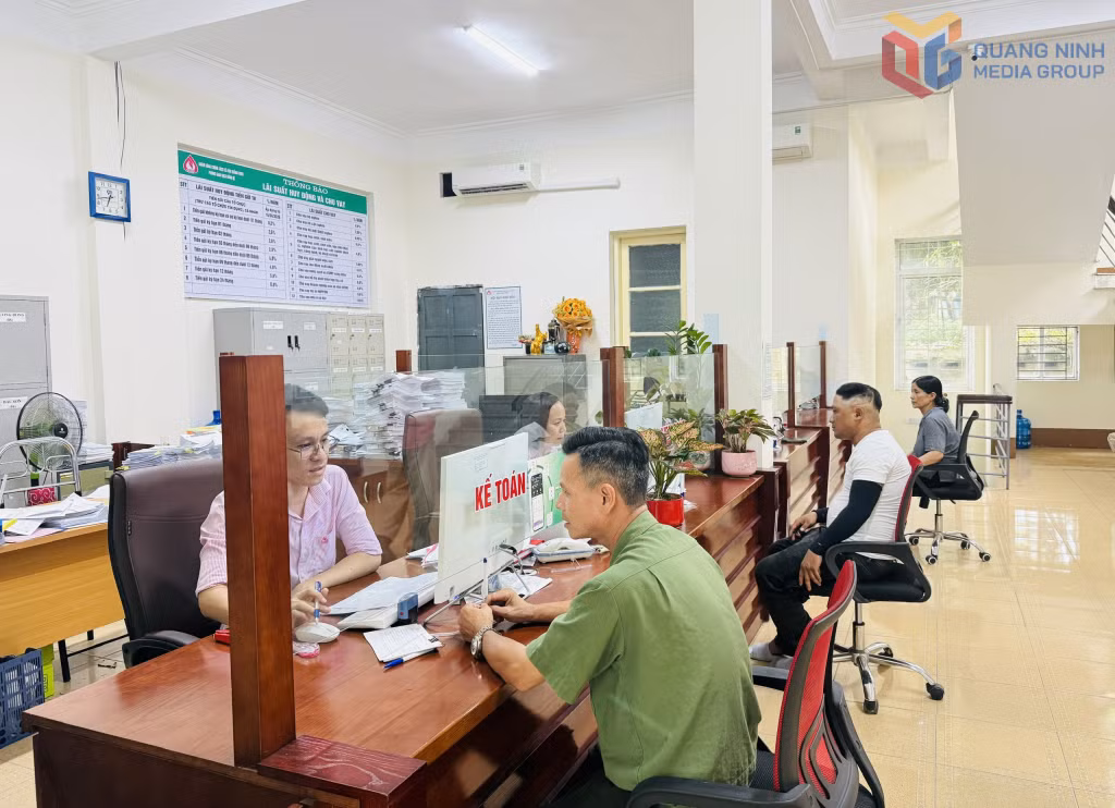 Người dân thực hiện các thủ tục vay vốn tại Phòng Giao dịch Ngân hàng Chính sách xã hội Uông Bí, góp phần đưa nguồn vốn ưu đãi đến đúng đối tượng thụ hưởng.