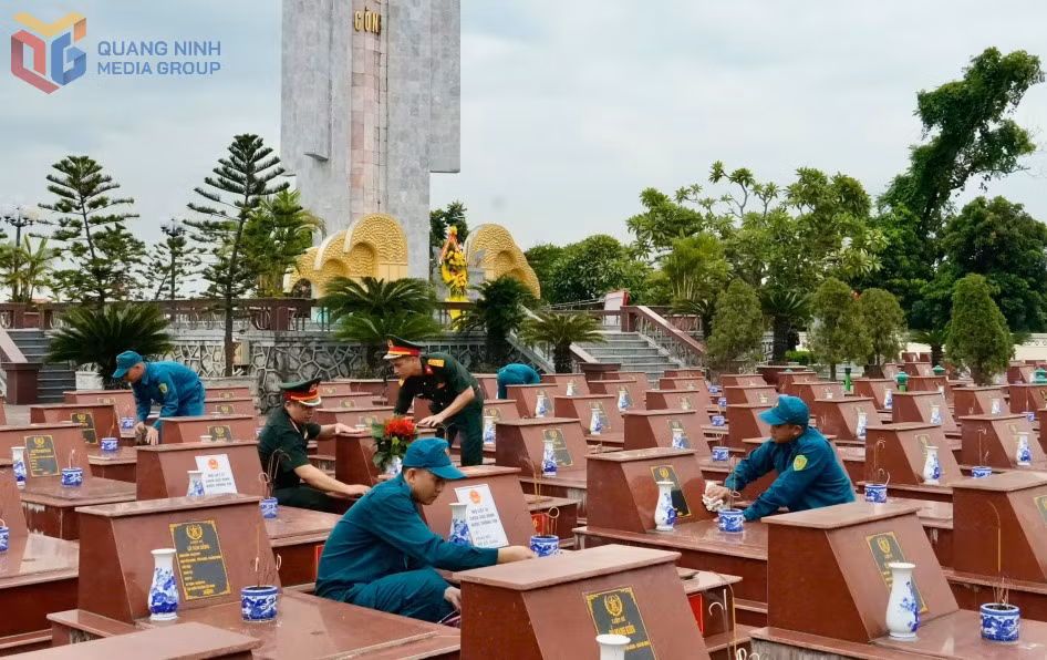 Đông đảo cán bộ, chiến sĩ LLVT phường Hiệp Hoà được huy động tham gia hoàn nguyên các phần mộ liệt sĩ còn thiếu thông tin sau khi hoàn thành lấy mẫu.&nbsp;Ảnh: Trúc Linh