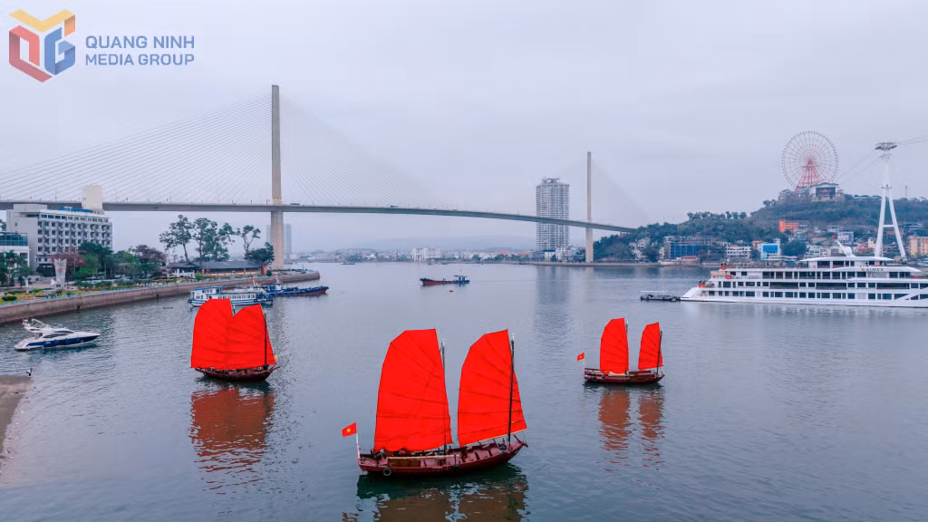 Tour thuyền ba vách chạy theo tuyến ven bờ vịnh Hạ Long từ cầu Bài Thơ đến Cung Quy hoạch, Hội chợ và Triển lãm tỉnh, sau đó quay về điểm xuất phát tại khu vực bến vận tải của Công ty CP Vận tải khách thủy (khu vực chợ Hạ Long 1, phường Hồng Gai).