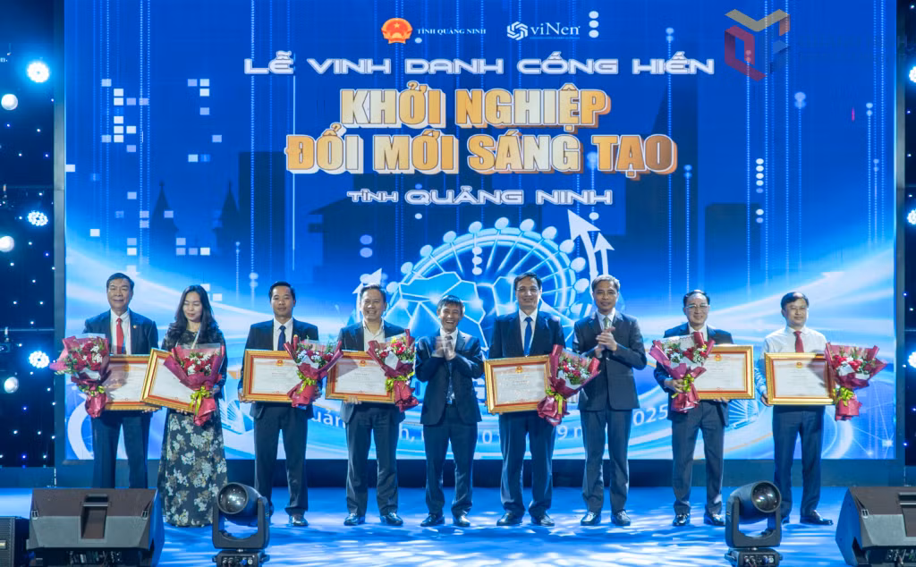 TS. Nguyễn Đức Tiệp, Bí thư Đảng ủy, Hiệu trưởng Trường Đại học Hạ Long (ngoài cùng bên phải) đại diện nhà trường nhận bằng khen tại lễ Vinh danh cống hiện Khởi nghiệp, đổi mới, sáng tạo của tỉnh năm 2025 