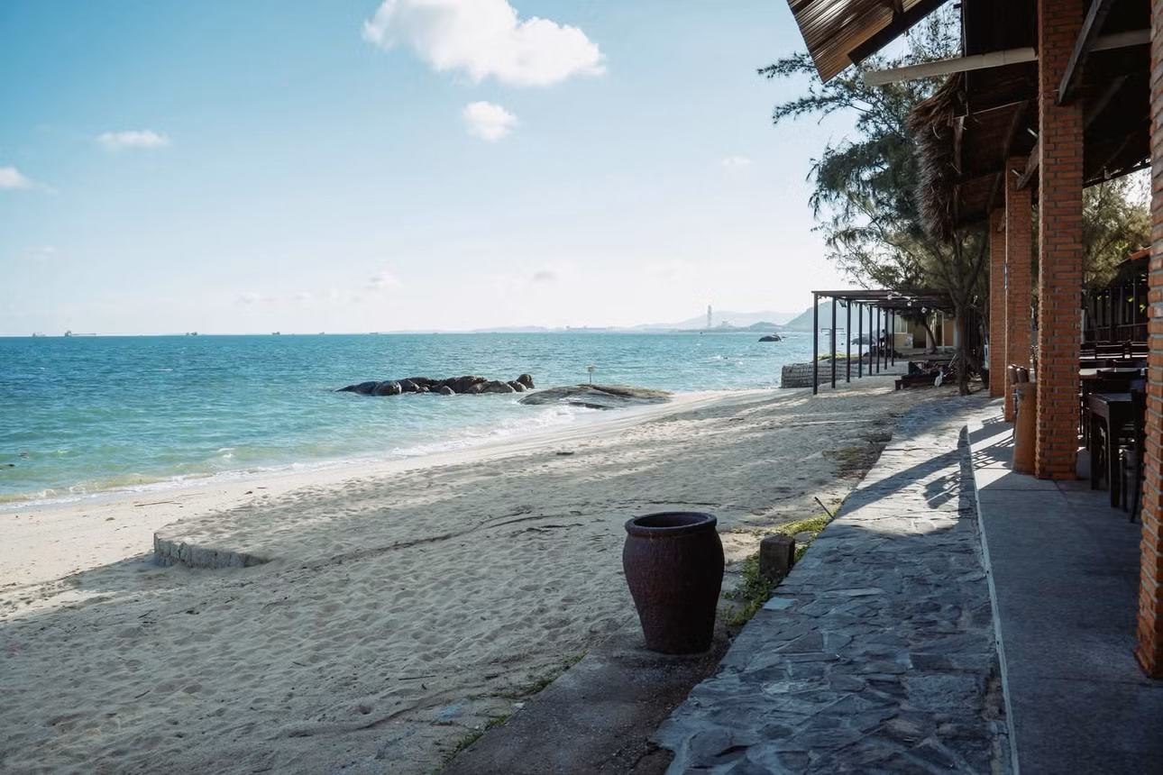 Cách TPHCM khoảng 300km và cách sân bay Cam Ranh (Khánh Hòa) 90km, biển Cà Ná luôn hút hồn du khách bởi màu xanh lam tuyệt đẹp. Ảnh: Lương Phong