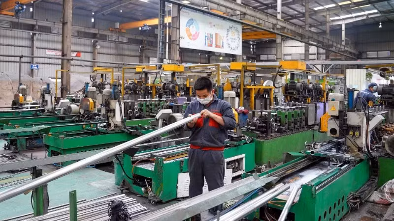 Các chính sách miễn, giảm, gia hạn thuế, phí đã góp phần giảm chi phí đầu vào, hỗ trợ doanh nghiệp vượt qua khó khăn. Trong ảnh: Sản xuất tại Nhà máy thiết bị gia dụng Sơn Hà, khu công nghiệp Phùng, thành phố Hà Nội. (Ảnh: TUỆ NGHI)