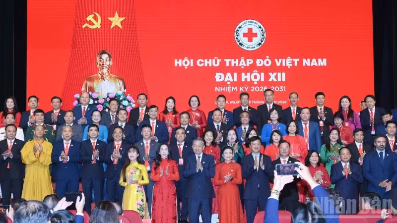 Tổng Bí thư, Chủ tịch nước Tô Lâm cùng các đại biểu chụp ảnh chung với Ban Chấp hành Trung ương Hội Chữ thập đỏ Việt Nam khóa XII. (Ảnh: ĐĂNG KHOA)