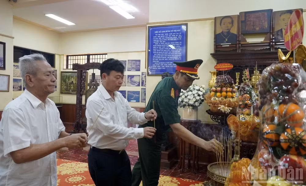 Quân và dân đến thắp hương tưởng nhớ, tri ân Anh hùng liệt sĩ Võ Thị Sáu sáng 19/7. (Ảnh: Lê Đình Thìn)