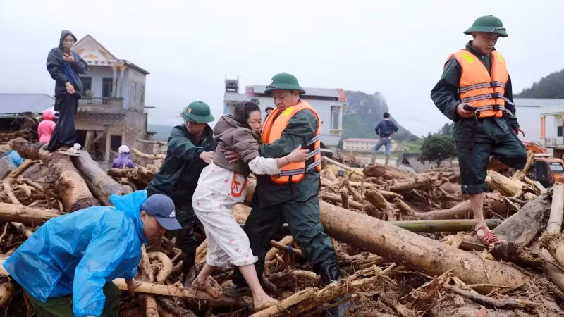 Lực lượng chức năng đưa người dân bản Chít, Mường Than, Lai Châu đến nơi an toàn. (Ảnh: TRẦN ANH TUẤN)