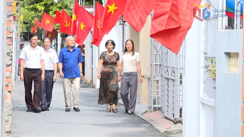 Nhân dân tổ tự quản số 7 (khu phố 17, phường Quang Hanh) đóng góp gần 140 triệu đồng để nhựa hóa tuyến đường ngõ 85.