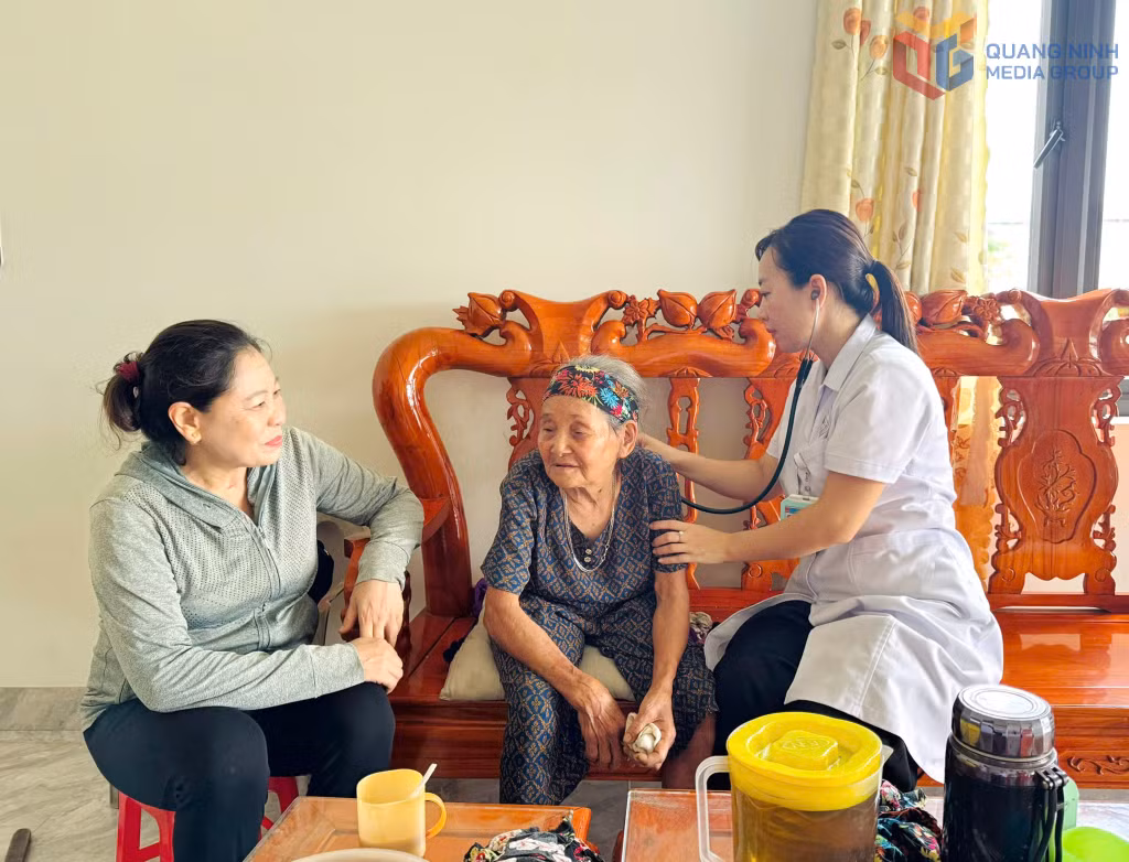 Bác sĩ của Trạm Y tế xã Quảng Hà khám sức khỏe tại nhà cho người khuyết tật, người cao tuổi khó khăn trong đi lại trên địa bàn.