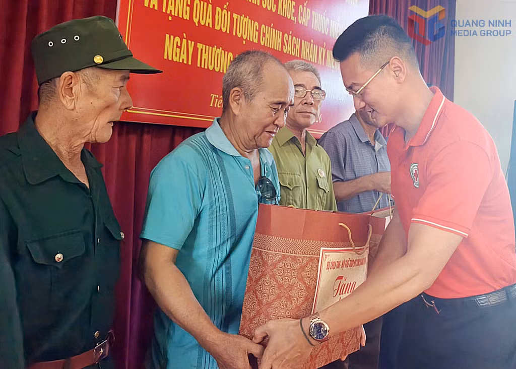 Phó Chủ tịch Hội Chữ thập đỏ tỉnh Nguyễn Tuấn Anh tặng quà các thương binh, bệnh binh có hoàn cảnh khó khăn xã Tiên Yên dịp kỷ niệm 79 năm Ngày Thương binh - Liệt sĩ 27/7 (1947 - 2026).