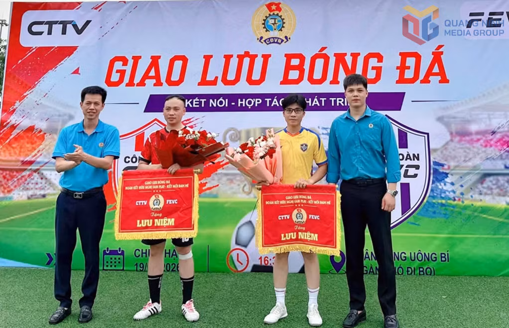 Chủ tịch Công đoàn Công ty TNHH Competition Team Technology Việt Nam Vũ Quang Trung (bên phải) trao cờ lưu niệm cho các đội tham gia giao lưu bóng đá chào mừng 97 năm Ngày thành lập Công đoàn Việt Nam 28/7 (1929-2026).