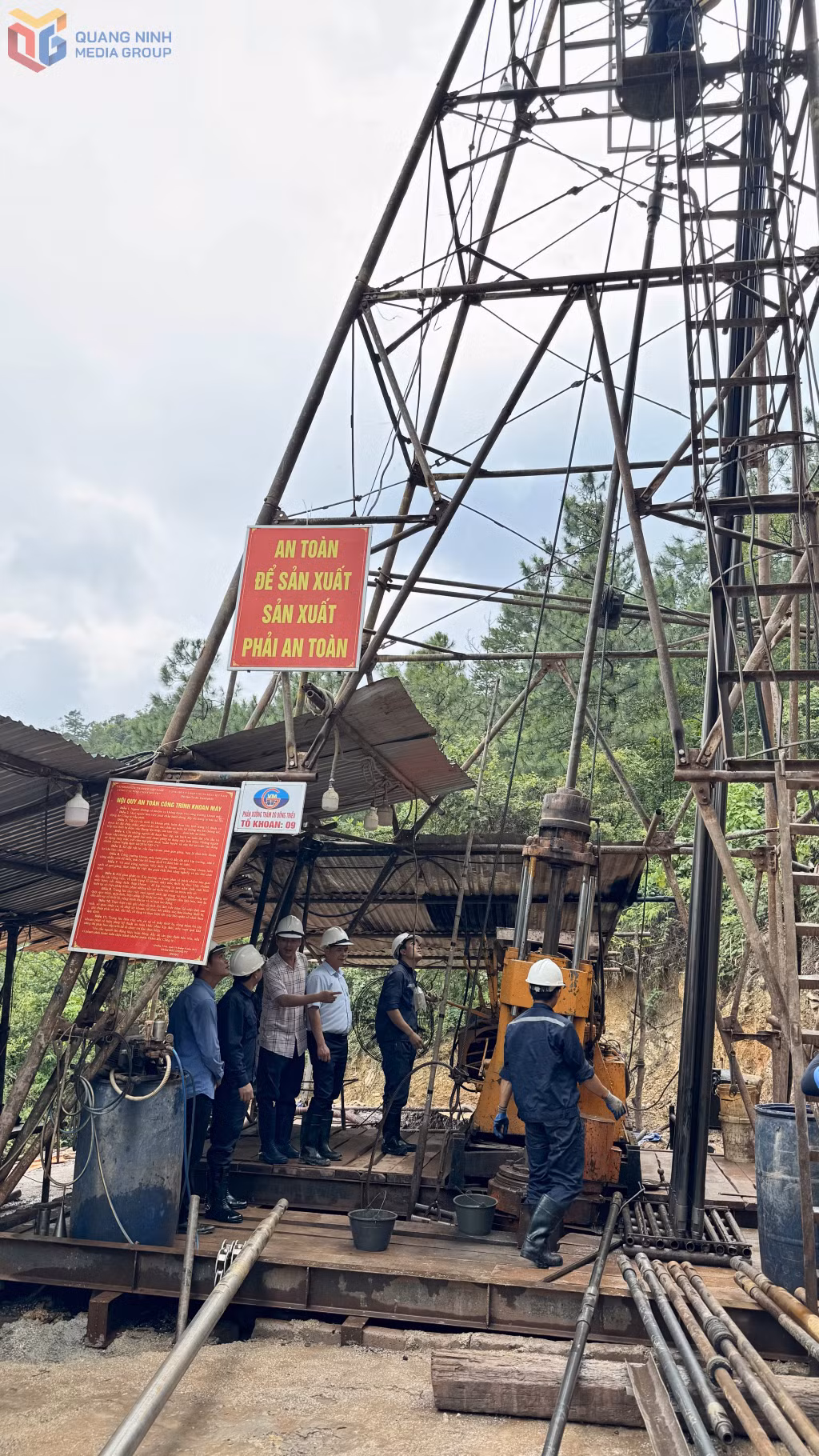 Tổ khoan 9, phân xưởng Đông Triều, Công ty CP Địa chất mỏ - TKV đang thi công mũi khoan của phương án thăm dò khai thác mỏ Vàng Danh.