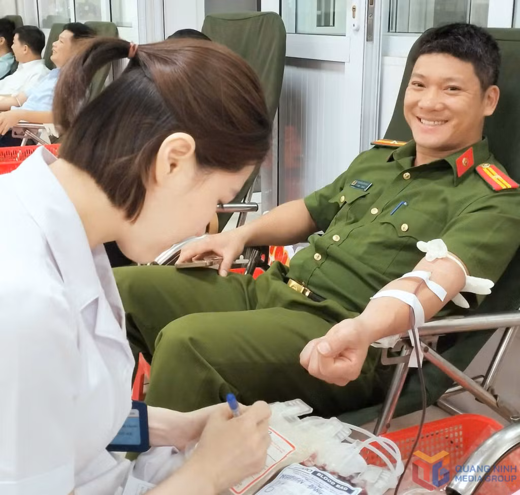 Anh Nguyễn Đăng Khánh, Công an phường Móng Cái 1, thành viên CLB Giọt Hồng biên cương tham gia hiến máu tình nguyện (tháng 4/2026).