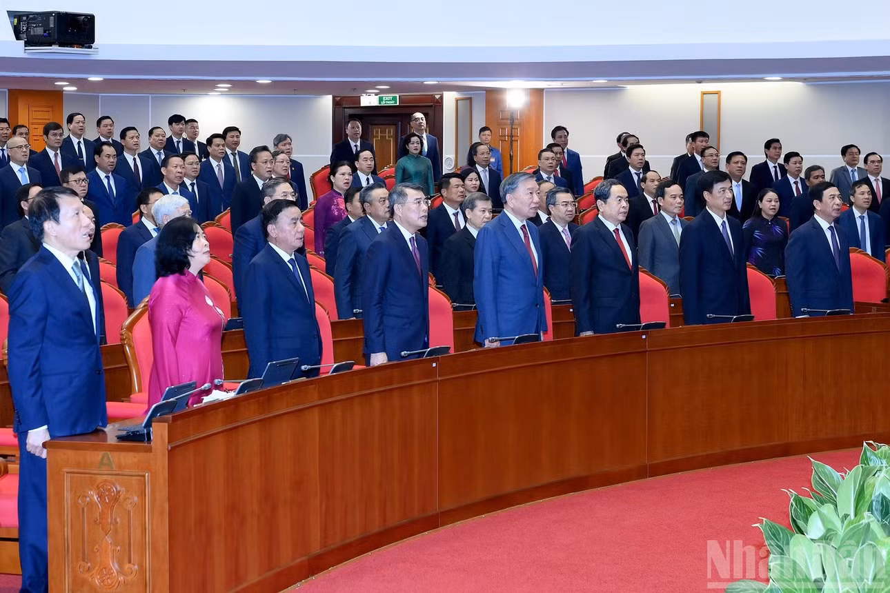 Tổng Bí thư, Chủ tịch nước Tô Lâm và các đồng chí lãnh đạo Đảng, Nhà nước và các đại biểu thực hiện nghi lễ chào cờ.