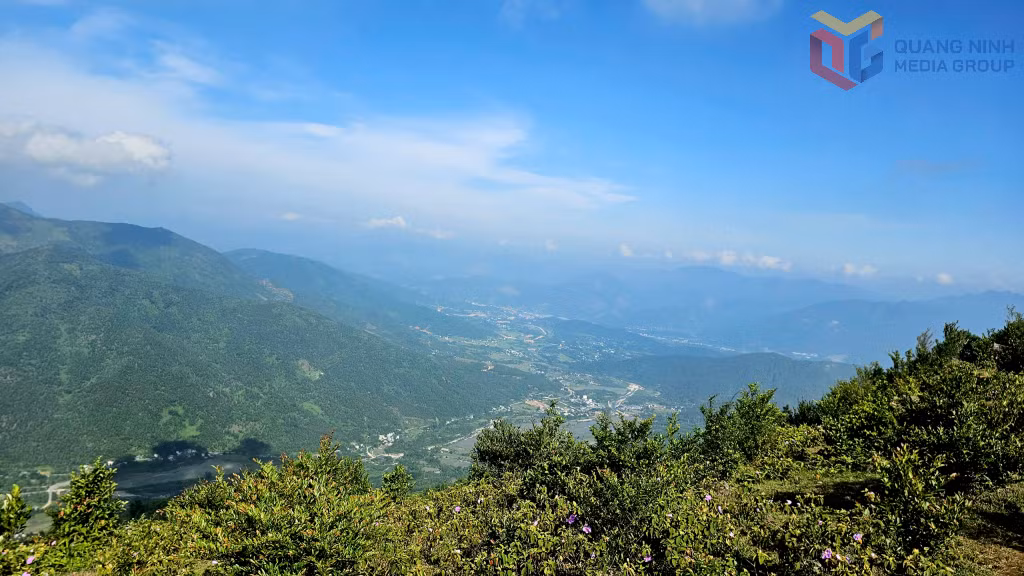 Với độ cao 1.113m, núi Cao Ba Lanh có khí hậu mát mẻ, không gian núi rừng xanh mướt trải dài giữa núi non hùng vĩ, tạo nên cảnh quan thiên nhiên khoáng đạt, thơ mộng và giàu giá trị về lịch sử, văn hóa, danh lam thắng cảnh.