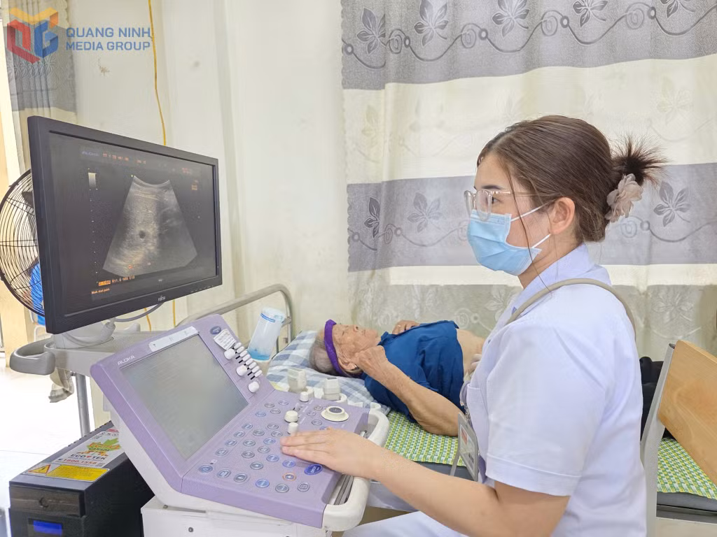 Bác sĩ Bệnh viện Đa khoa khu vực Móng Cái - cơ sở 2 siêu âm sàng lọc sức khỏe cho người dân tại điểm trường Quảng Văn (Trường TH&THCS Quảng Phong).