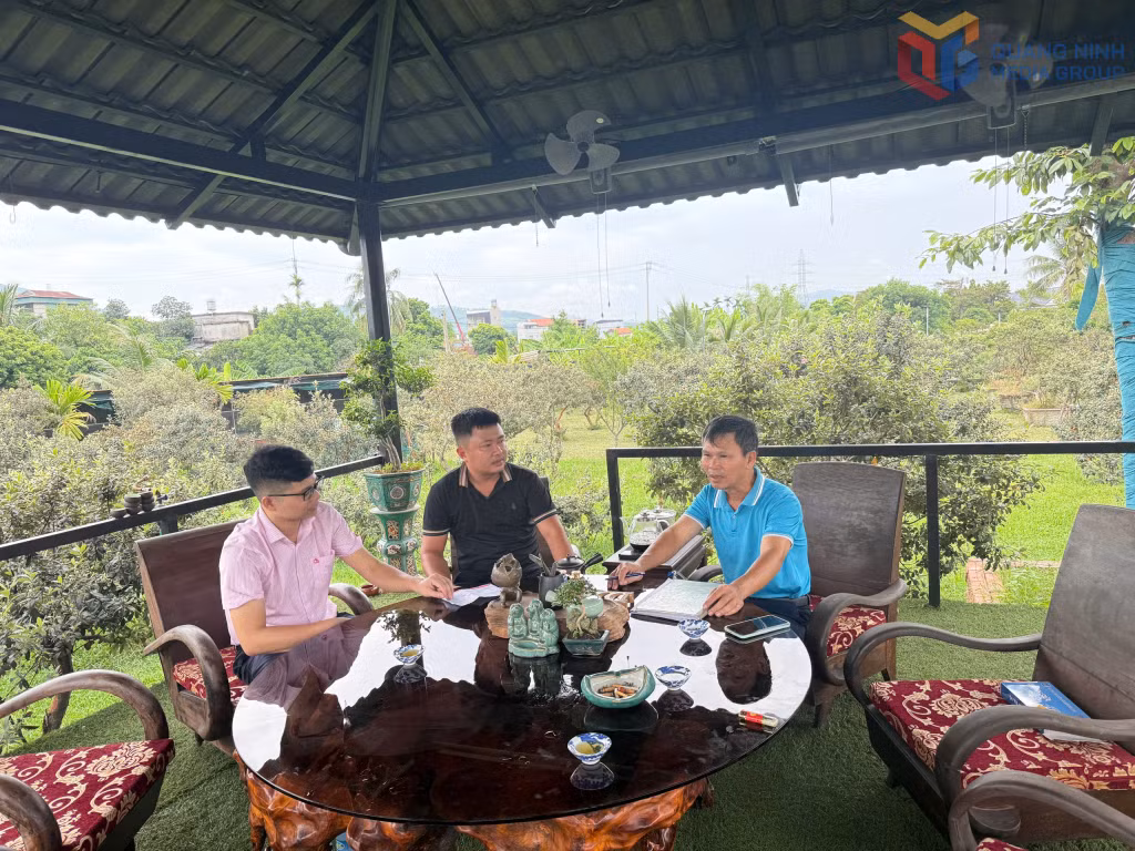 Cán bộ Ngân hàng Chính sách xã hội trao đổi với hộ vay về hiệu quả sử dụng nguồn vốn tín dụng chính sách phục vụ phát triển sản xuất.